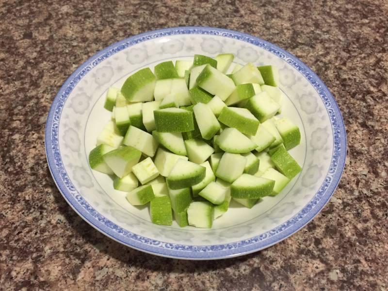 “妈妈的味道”西葫芦炒豆干的做法步骤：2