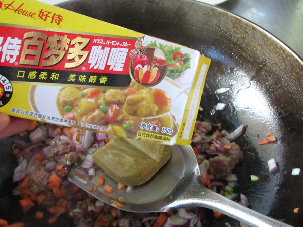 咖喱牛肉炒饭配蔬菜沙拉的做法步骤：3