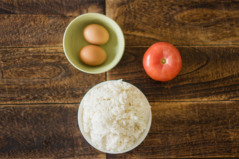 解决剩饭——番茄鸡蛋炒饭的做法步骤：1