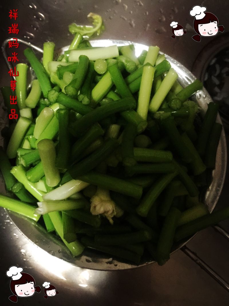 仙草阁私房菜（无肉不欢）--正月初九儿时的回忆腊肠蒜薹的做法步骤：1