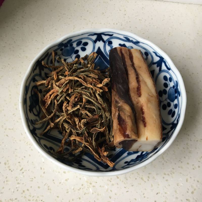 腊肉蒸豇豆干的做法步骤：1