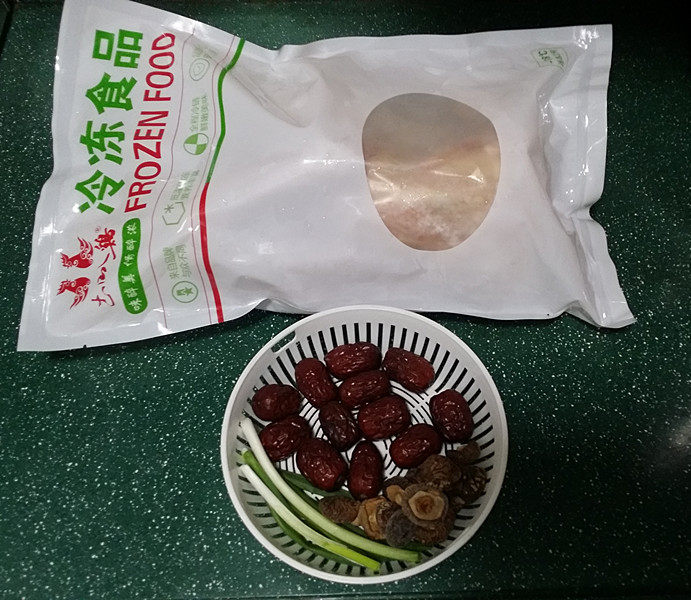 香菇红枣炖鸡汤的做法步骤：1