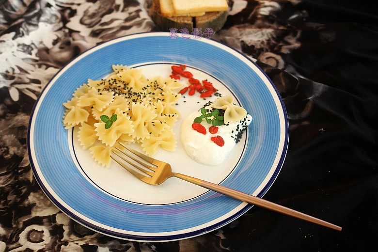 花样美食，酸奶黑芝麻枸杞拌意粉的做法步骤：6