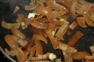 韭菜炒肉皮的做法步骤：4