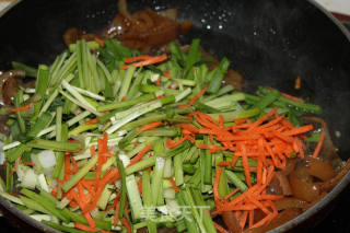 韭菜炒肉皮的做法步骤：5
