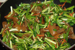 韭菜炒肉皮的做法步骤：6