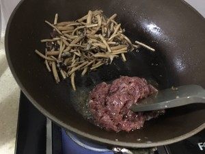 茶树菇炒牛肉的做法步骤：4