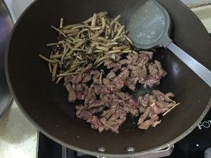 茶树菇炒牛肉的做法步骤：5