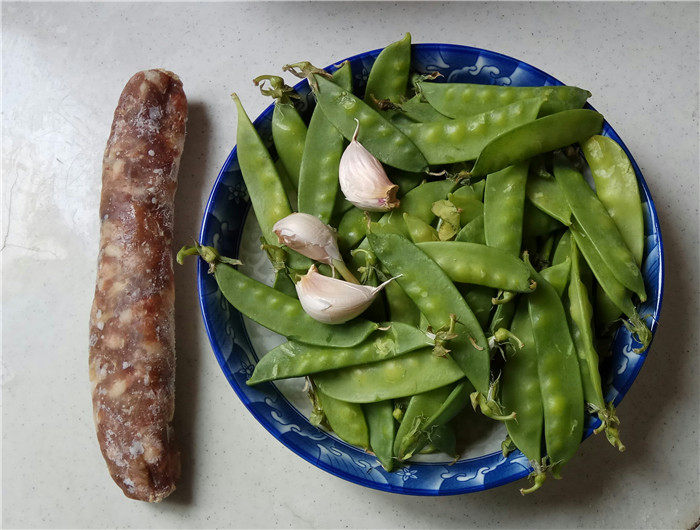 “花样美食”荷兰豆炒腊肠的做法步骤：1