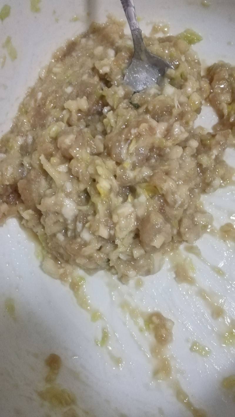 白菜虾仁馅饼的做法步骤：1