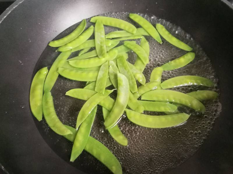 花样美食:荷兰豆木耳烧粉丝的做法步骤：2