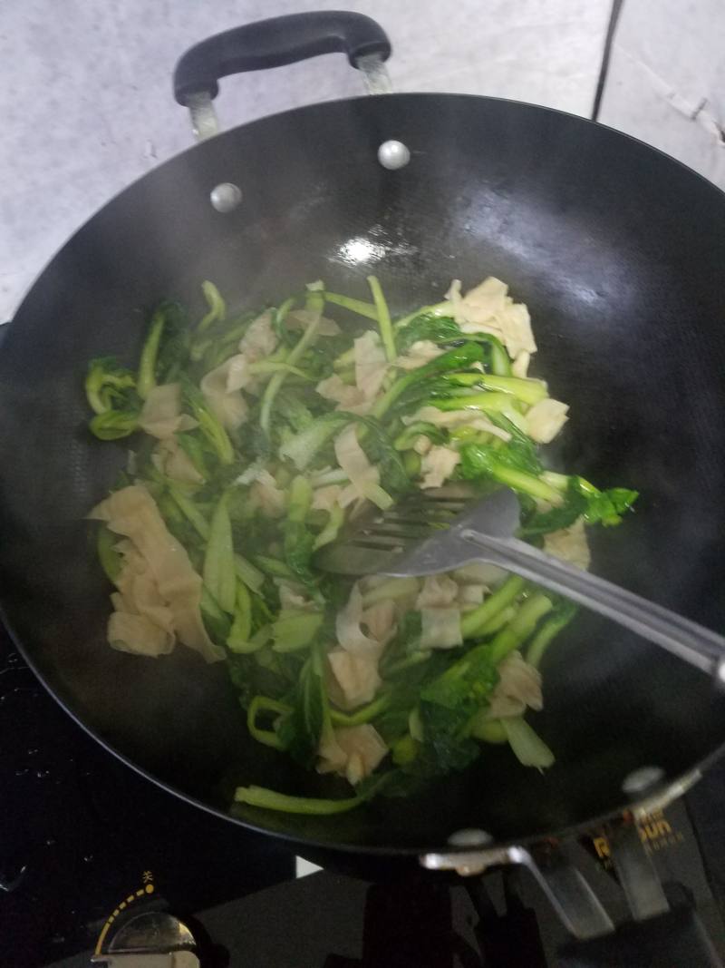 油菜炒豆皮的做法步骤：6