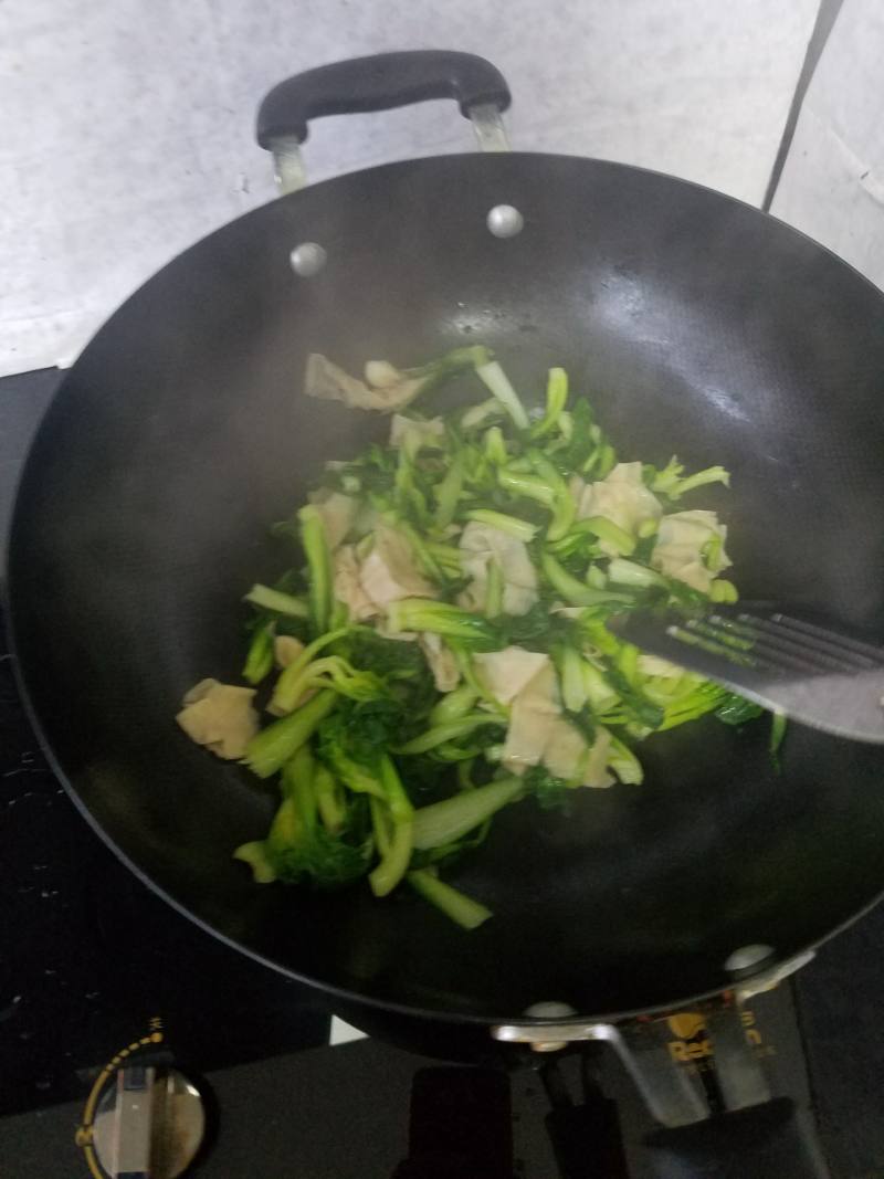 油菜炒豆皮的做法步骤：7