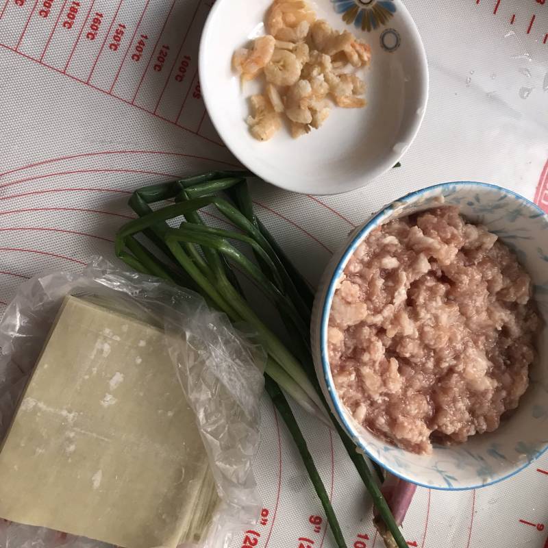 虾干鲜肉馄饨的做法步骤：1