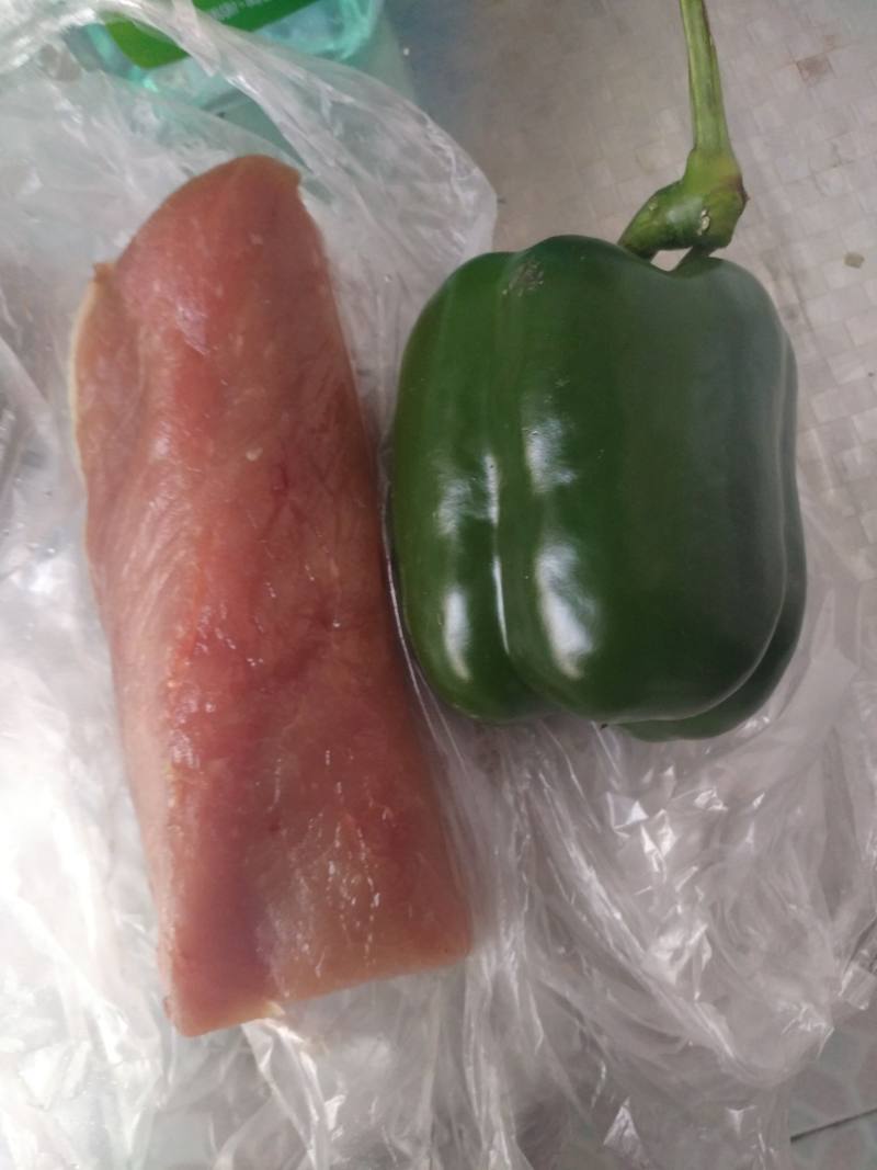 菜椒猪肉水饺的做法步骤：1