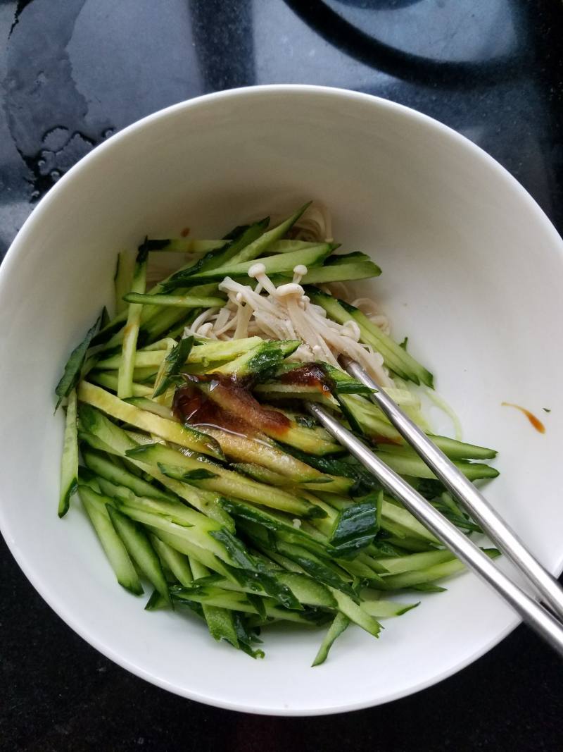 “凉拌菜”黄瓜拌金针菇的做法步骤：3