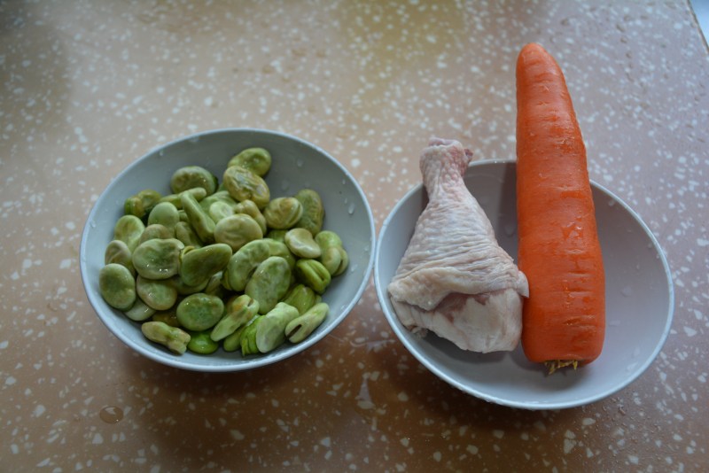 小炒蚕豆鸡丁的做法步骤：1