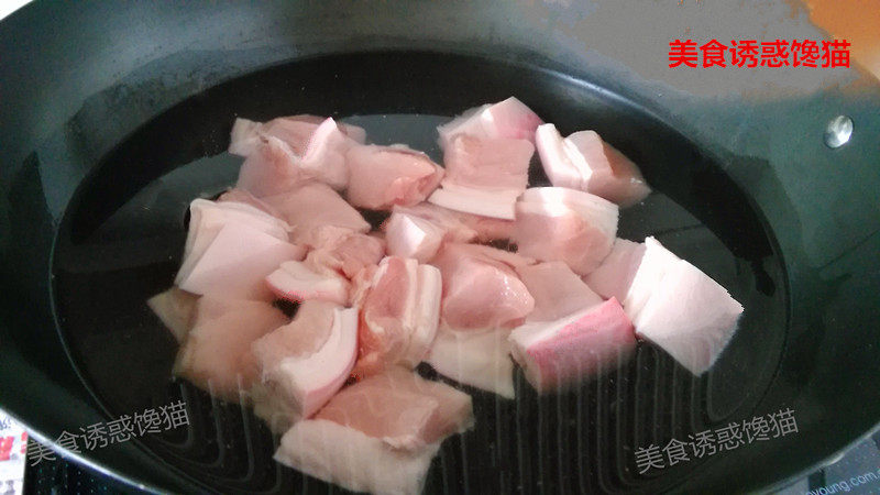 土豆红烧肉的做法步骤：2