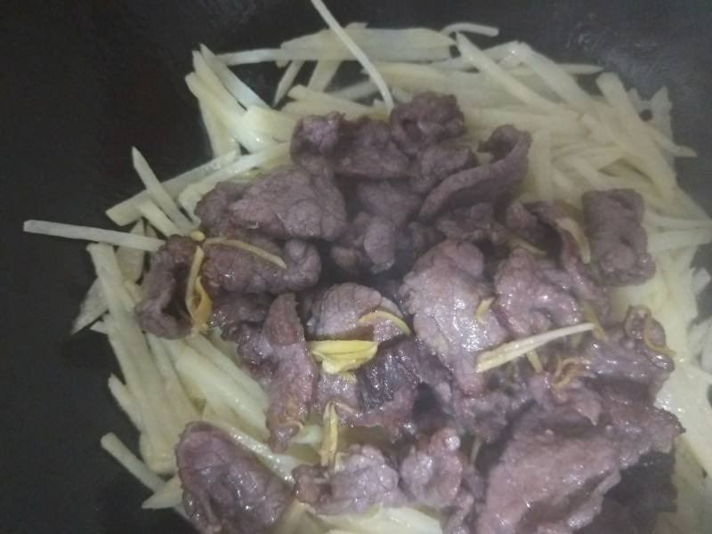 土豆炒牛肉的做法步骤：5