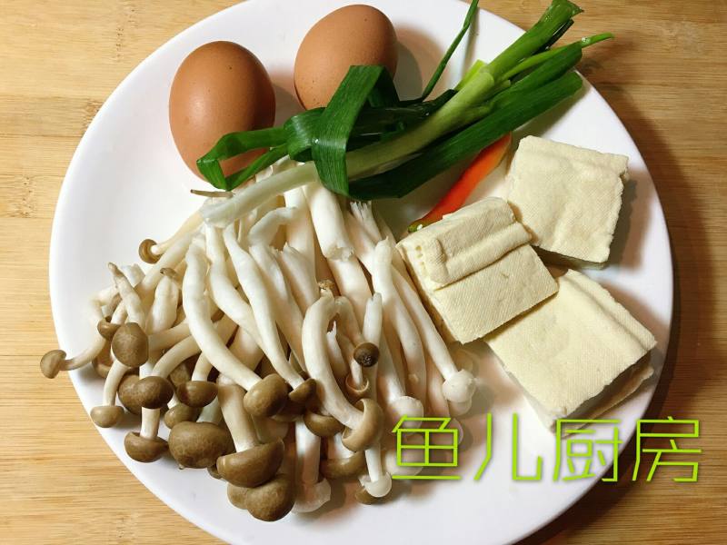 鸡蛋豆腐双菇羹──“鱼儿厨房”私房菜的做法步骤：1