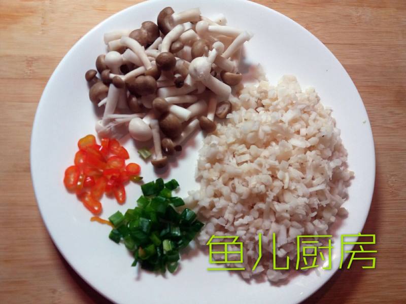 鸡蛋豆腐双菇羹──“鱼儿厨房”私房菜的做法步骤：2