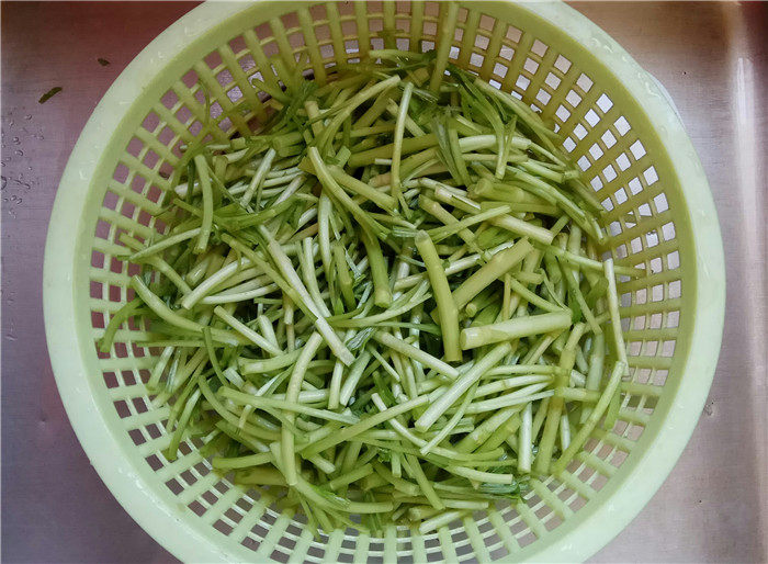 “春食野菜”芦蒿炒腊肠的做法步骤：2