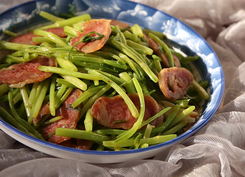 “春食野菜”芦蒿炒腊肠的做法步骤：8