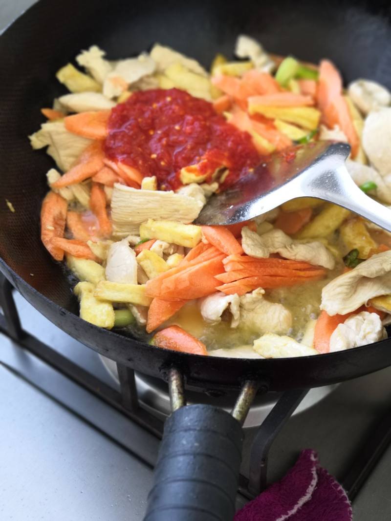 鸡胸肉炒豆干的做法步骤：7