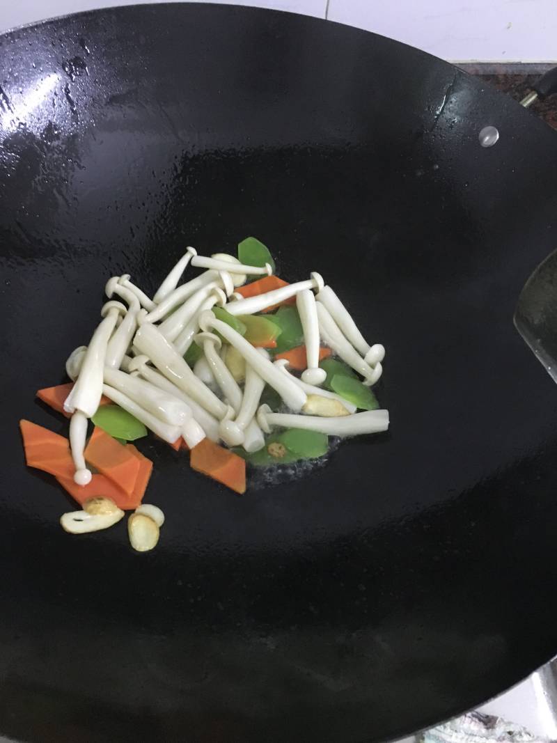 海鲜菇炒玉子豆腐的做法步骤：11