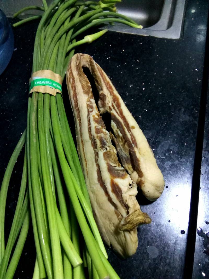 蒜苔炒腊肉的做法步骤：1