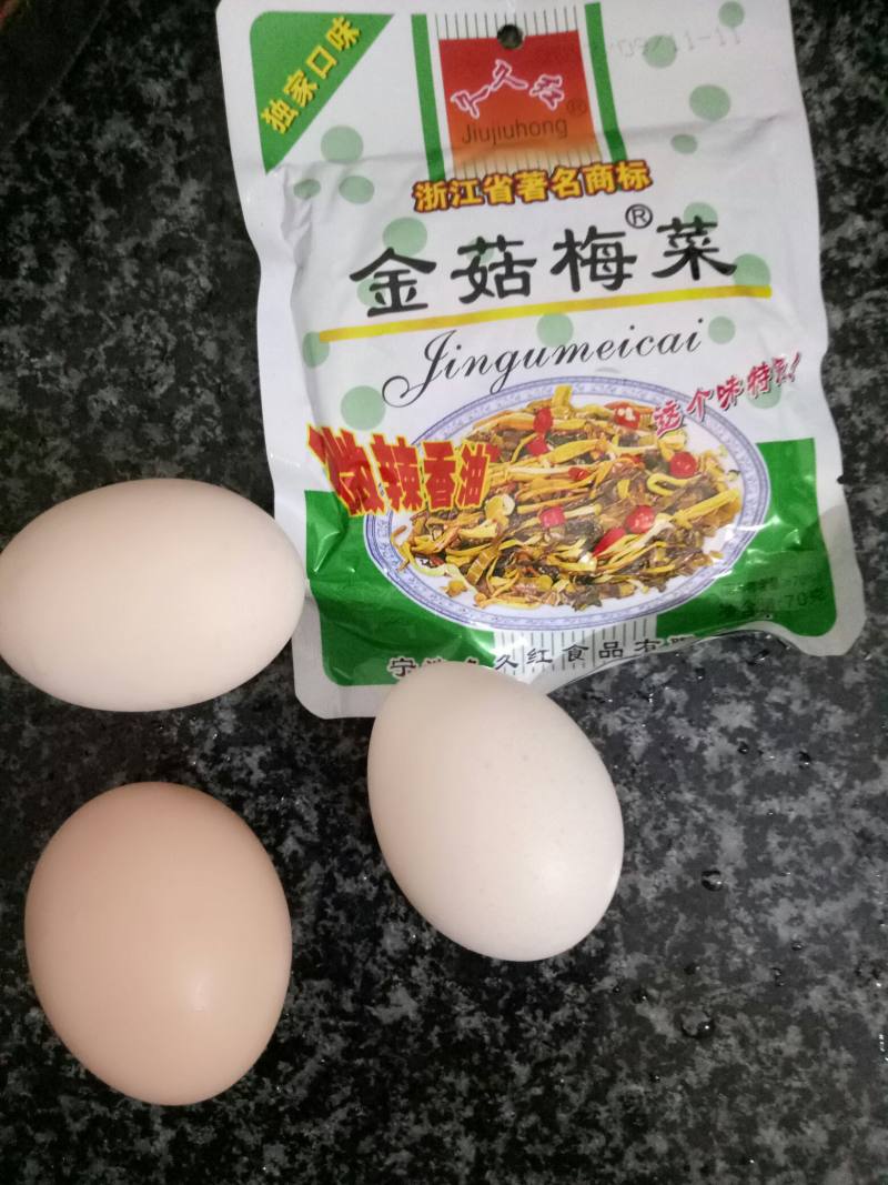 金菇梅菜炒鸡蛋的做法步骤：1