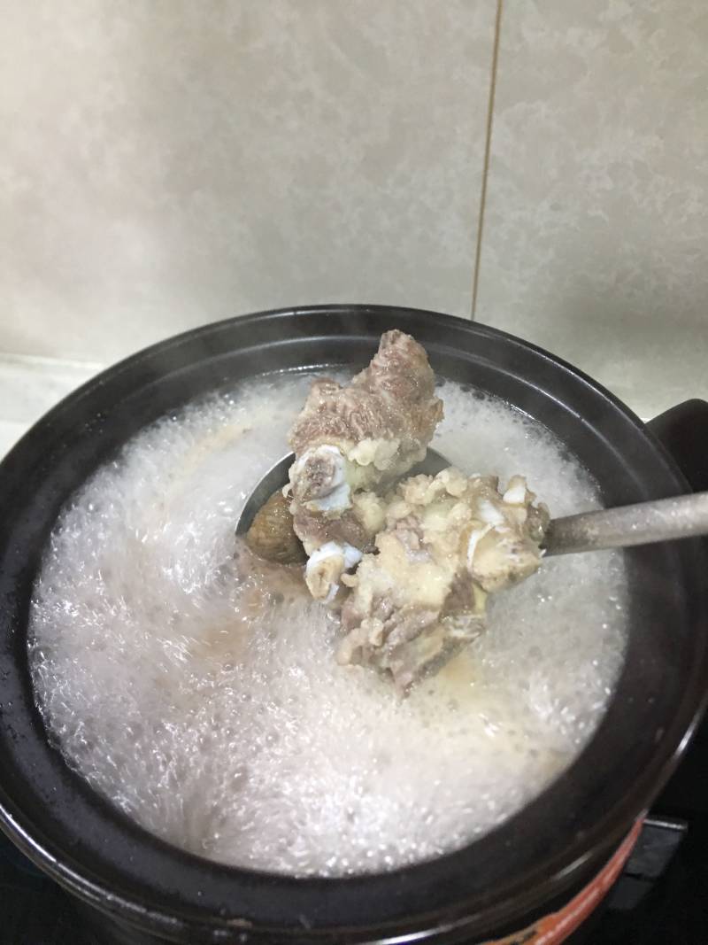 黑豆牛骨汤的做法步骤：2