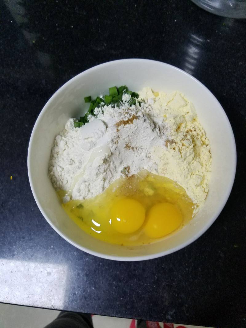 韭菜鸡蛋杂粮煎饼的做法步骤：2