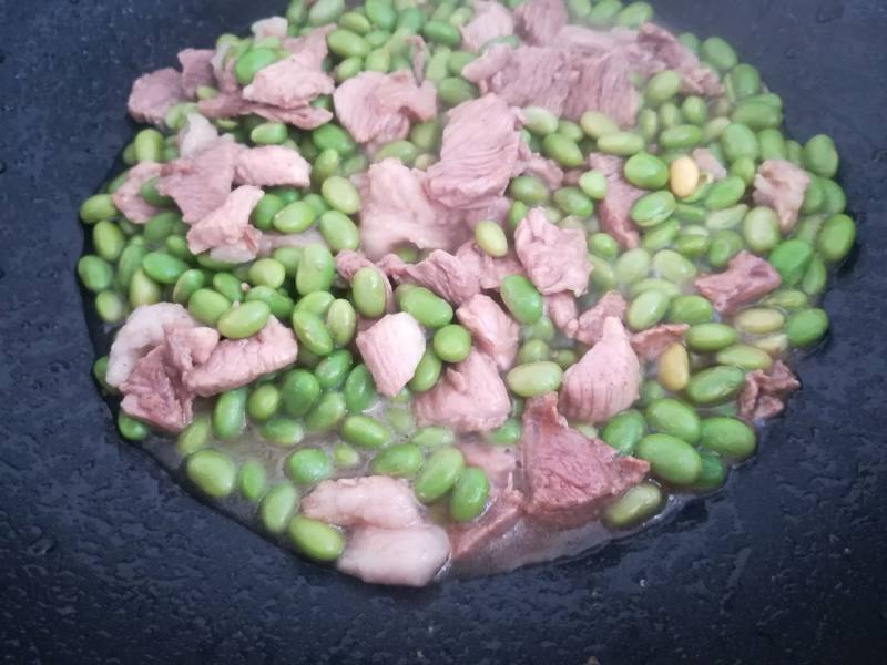 青豆炒肉的做法步骤：5