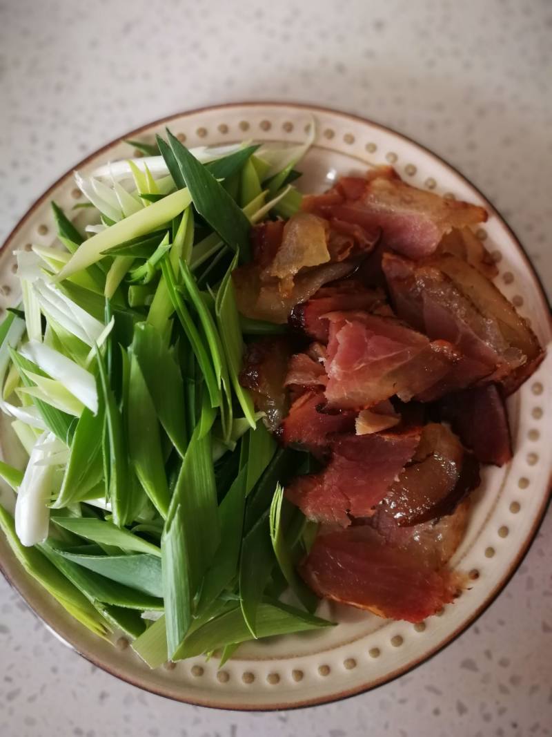 “腊肉炒青蒜”～不是一般的下饭的做法步骤：4