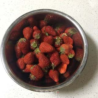 自制草莓酱的做法步骤：1