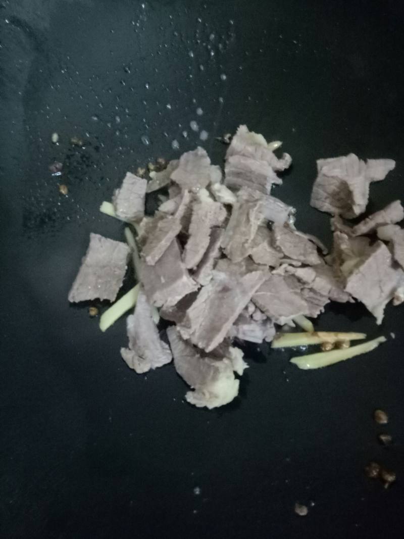 娃娃菜芦笋炒牛肉的做法步骤：3