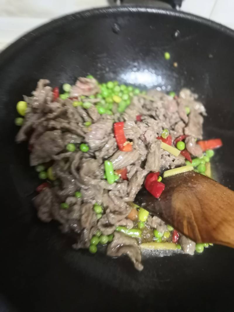 红椒豌豆炒牛肉的做法步骤：6