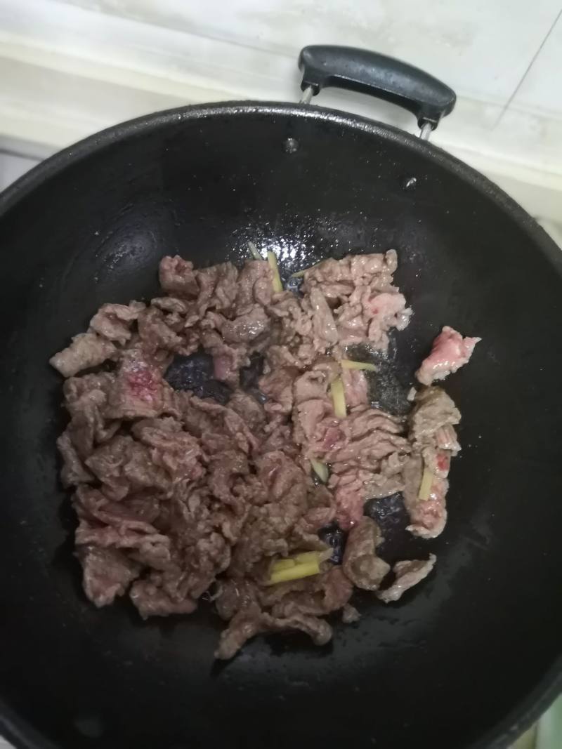 红椒豌豆炒牛肉的做法步骤：4