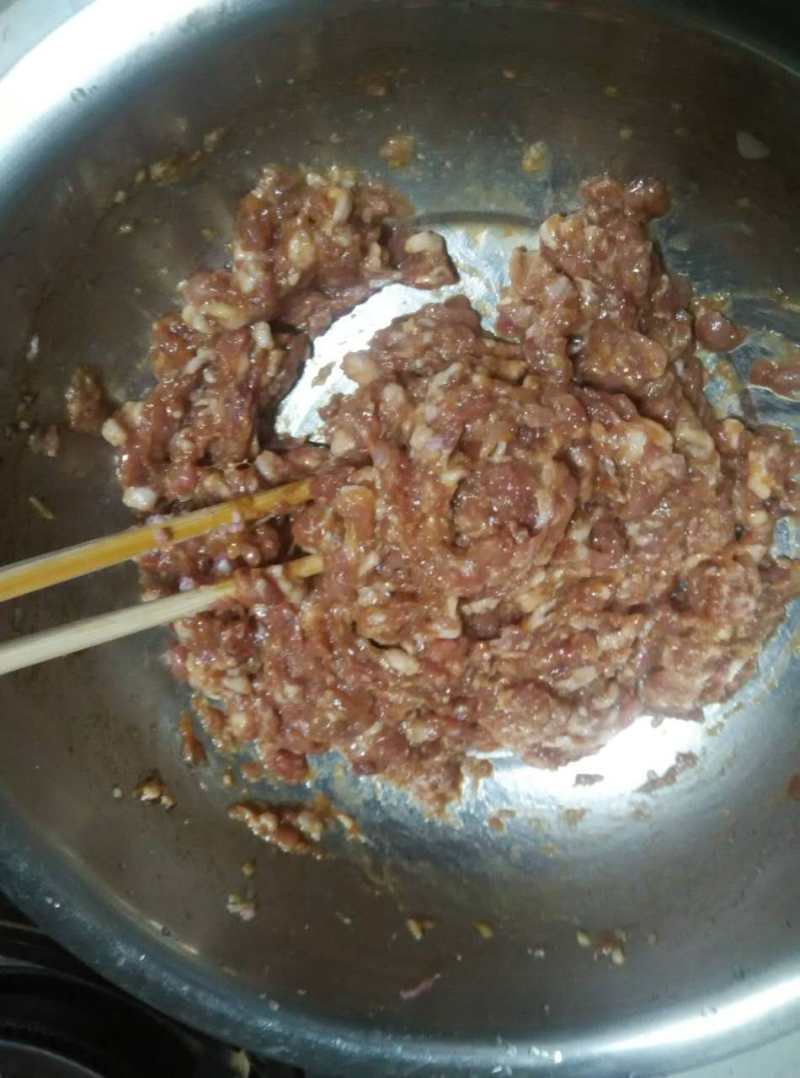 韭菜肉饺子的做法步骤：2