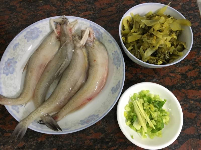 豆腐鱼酸菜汤的做法步骤：1