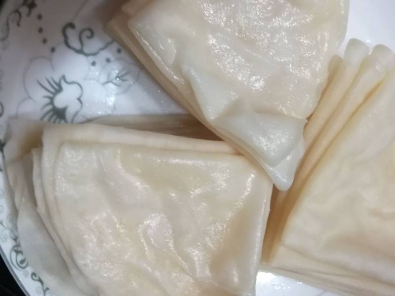 饺子皮变身超薄春饼的做法步骤：11