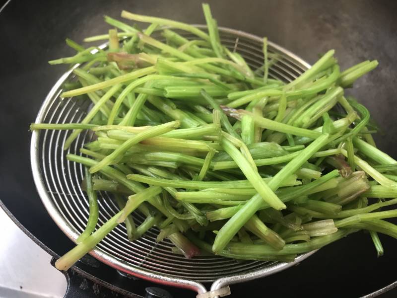 菠菜梗炒肉的做法步骤：6