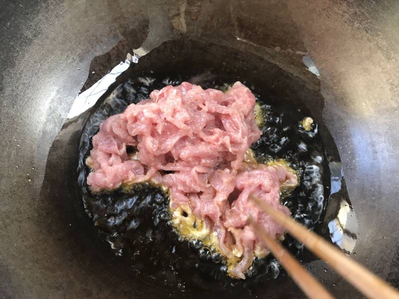 菠菜梗炒肉的做法步骤：8