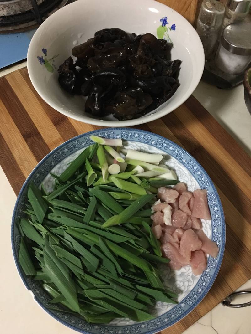 蒜苗炒肉的做法步骤：1