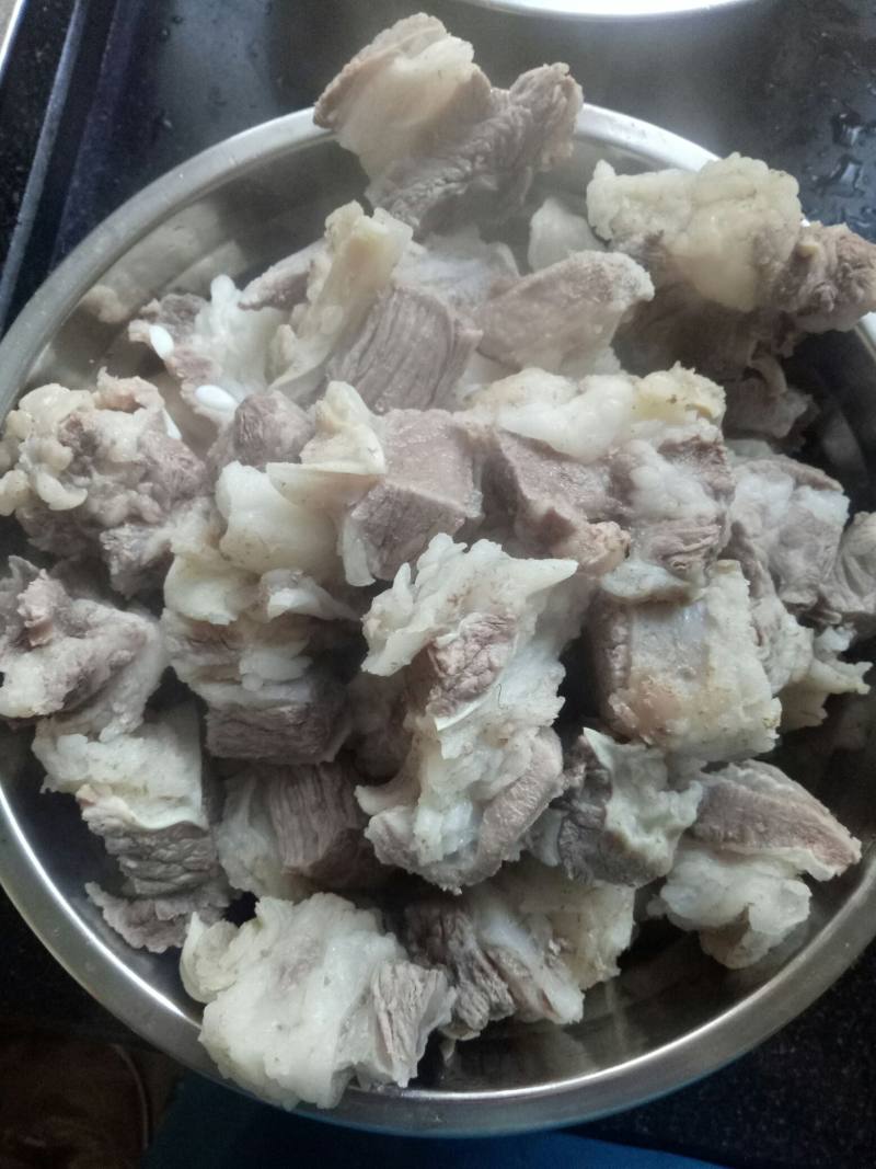 土豆红烧牛肉的做法步骤：1