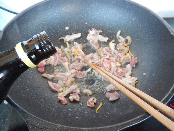 胡萝卜蒜苔炒肉的做法步骤：7