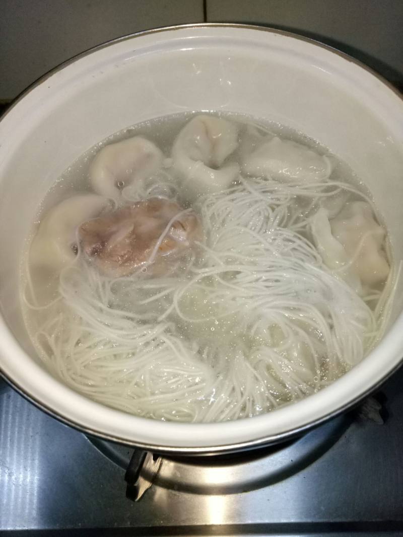 小排骨馄饨面的做法步骤：4