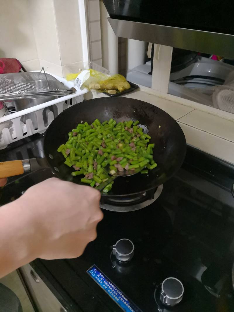 豆角榄菜炒肉末的做法步骤：4