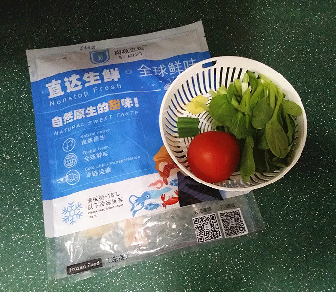 青菜西红柿鳕鱼汤的做法步骤：1